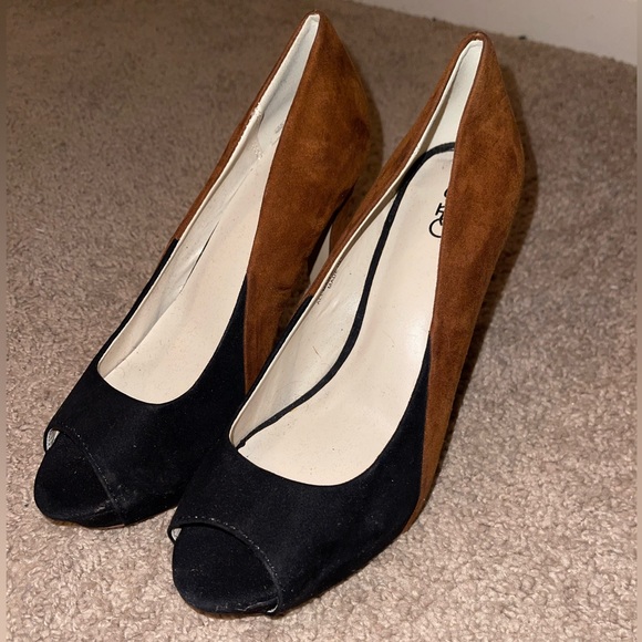 Black and brown opened toe suede heel. - Picture 6 of 7